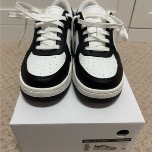 ALO Yoga Sneakers in Black and White